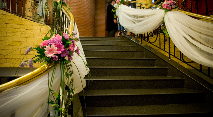 Декор лестницы для свадьбы