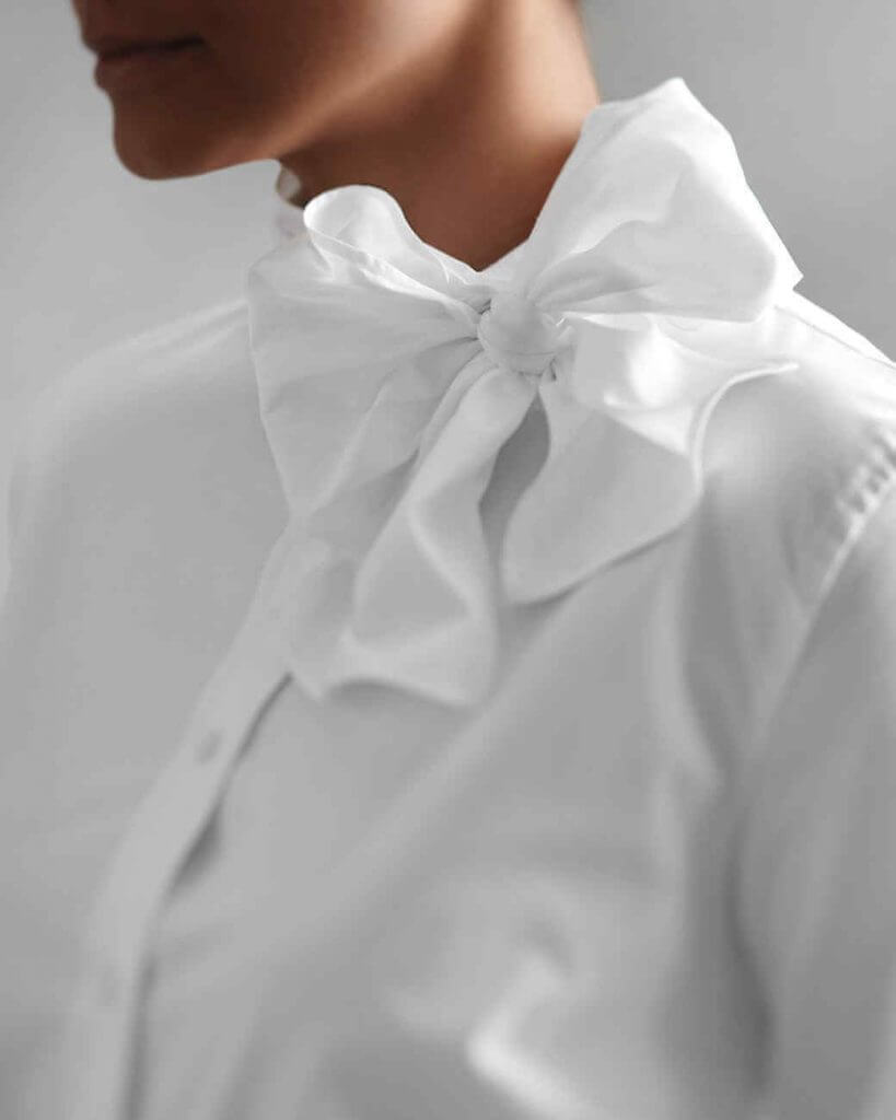 Украсить белую блузку
